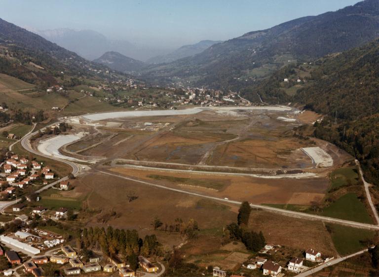 Chantier de l'aménagement de la STEP Arc-Isère : vue aérienne du site du bassin du Flumet