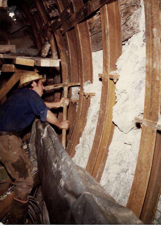 Chantier de l'aménagement de la STEP Arc-Isère : un ouvrier dans la galerie sous Belledonne