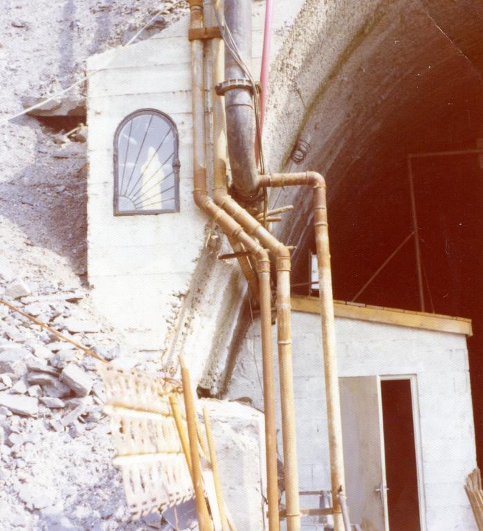Chantier de l'aménagement de la STEP Arc-Isère : un oratoire de la Vierge à l'entrée du tunnel sur le site du bassin du Flumet