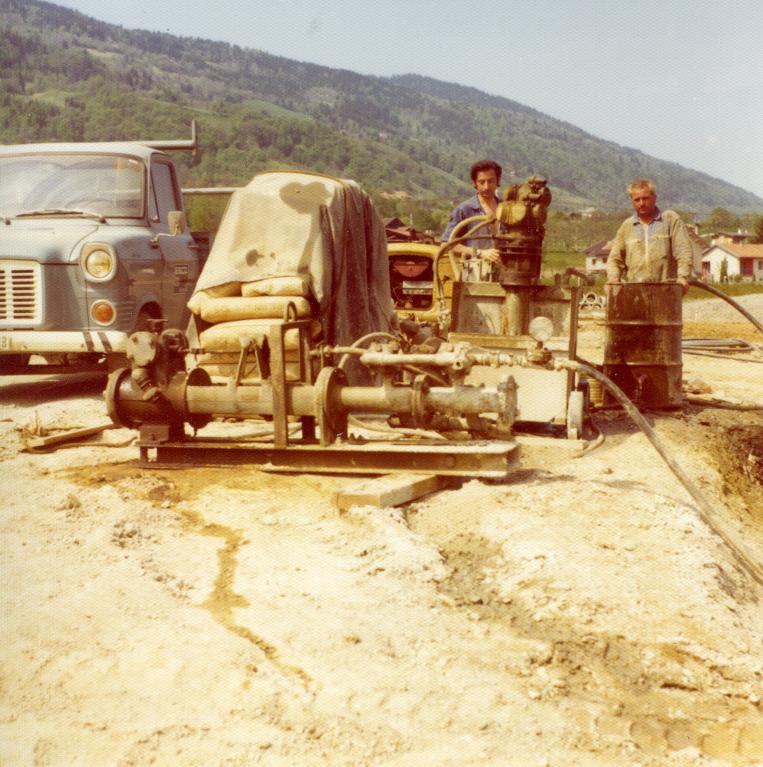 Chantier de l'aménagement de la STEP Arc-Isère : deux ouvriers au travail sur le site du bassin du Flumet