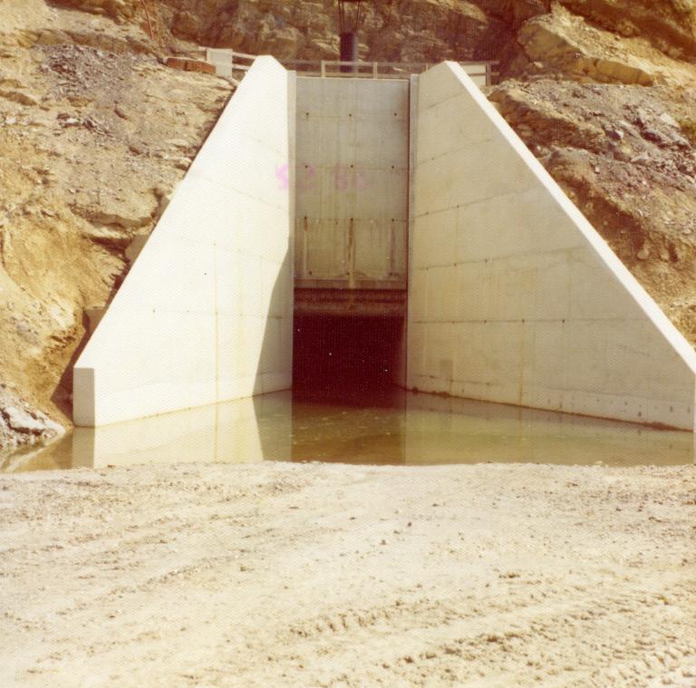 Chantier de l'aménagement de la STEP Arc-Isère : le site du bassin du Flumet, arrivée d'eau