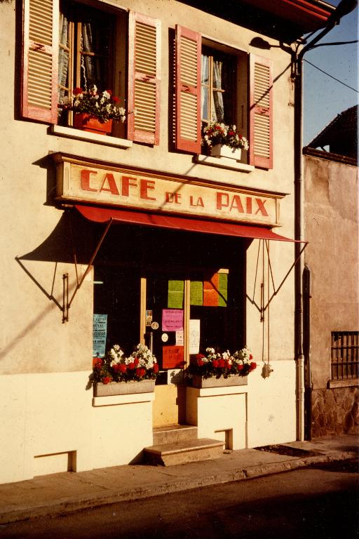 Vue de la devanture du Café de la Paix