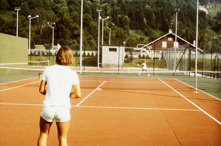 Joueurs de tennis sur le cours d'Allevard
