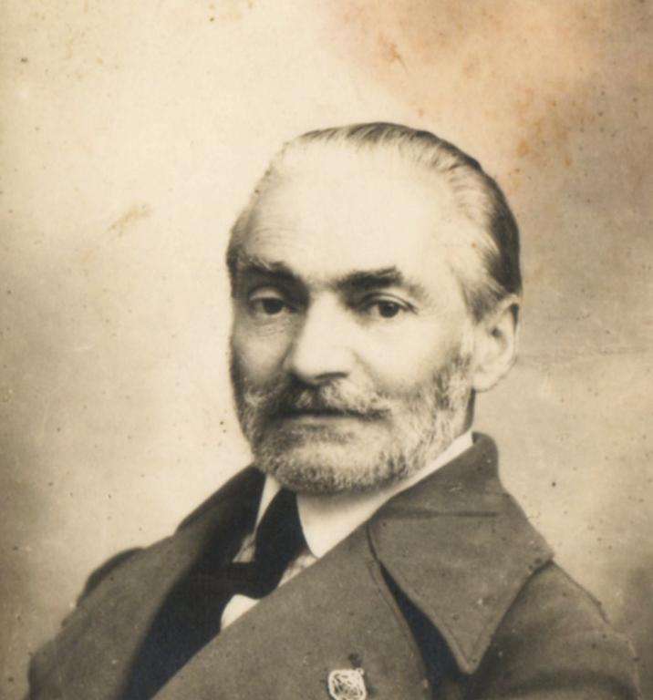 Portrait d'Antoine Cros portant une médaille de la Fédération française de ski