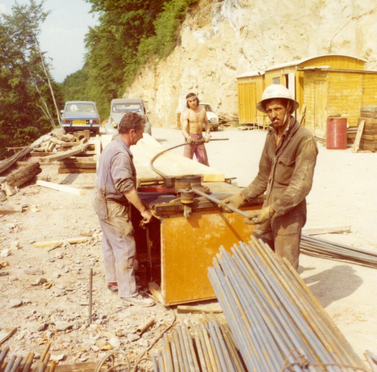 Chantier de l'aménagement de la STEP Arc-Isère : trois ouvriers au travail sur le site du Cheylas