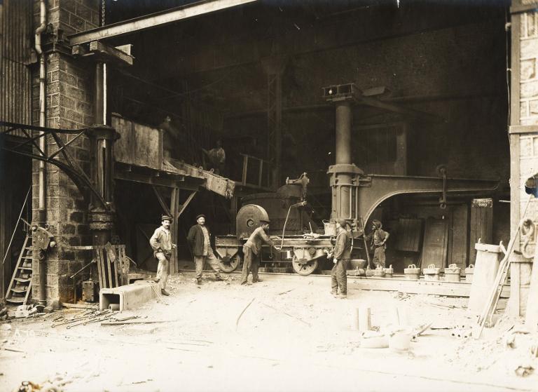 Usine de la Gorge, ouvriers devant un four Martin