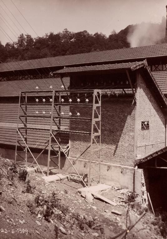 Usine de la Gorge : poteau d'alimentation de la ligne électrique entre Allevard et Pinsot