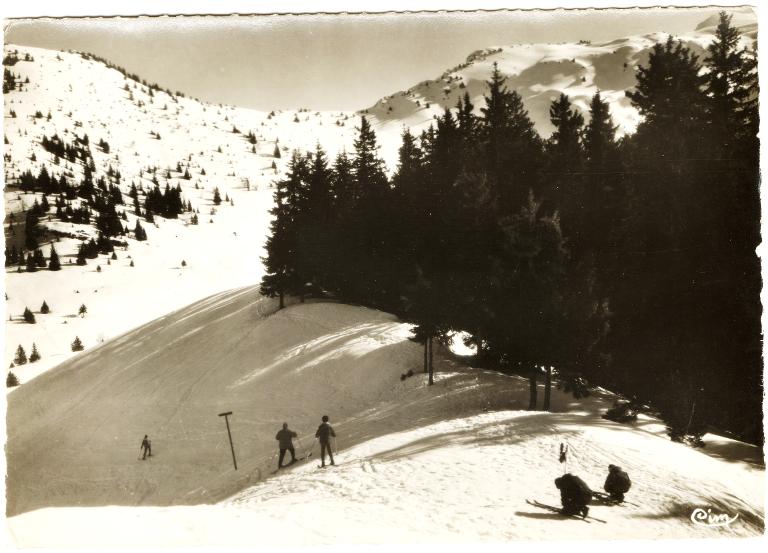 Le Collet d'Allevard : skieurs sur les pistes du Col de l'Occiput