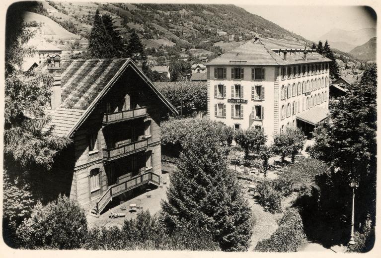 Vue de l'hôtel du Parc et du chalet dans le Parc thermal d'Allevard