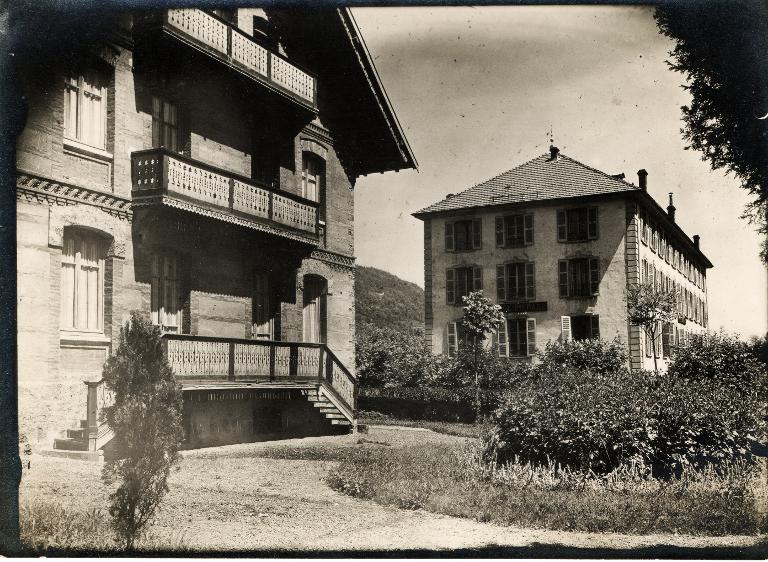 Vue de l'hôtel du Parc et du chalet dans le Parc thermal d'Allevard