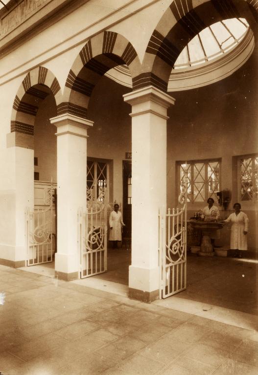 Les donneuses d'eau à la buvette de l'établissement thermal