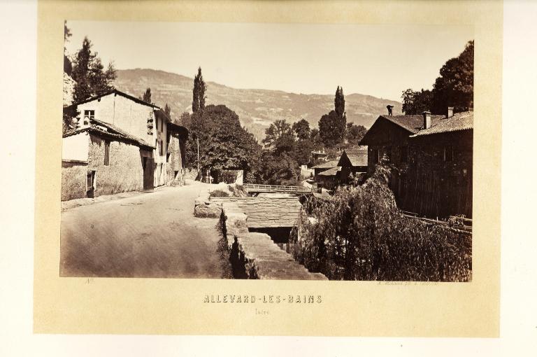 Vue de l'usine de Pomine et du premier bâtiment de la Source