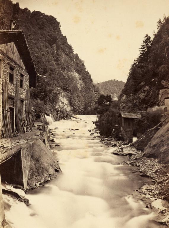 Vue de l'usine de Pomine et du torrent du Bréda