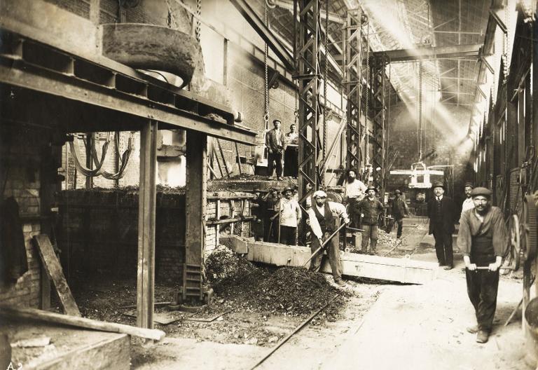 Ouvriers au travail à l'usine de la Gorge