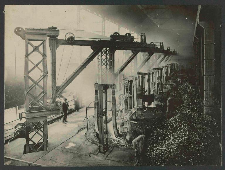 Ouvriers au travail aux ateliers de ferro-alliages du Cheylas