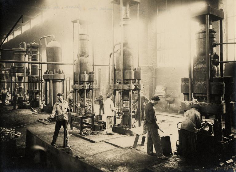 Ouvriers au travail à l'usine d'aimants de Champs-Sappey