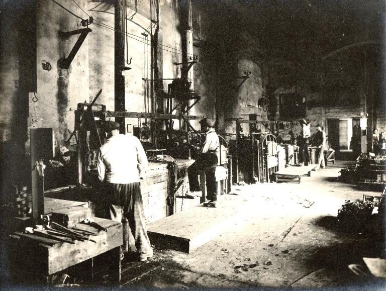 Ouvriers au travail à l'usine d'aimants de Champs-Sappey