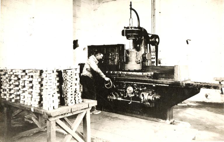 Ouvrier effectuant un travail de rectification sur des aimants forgés à l'usine de Champ-Sappey