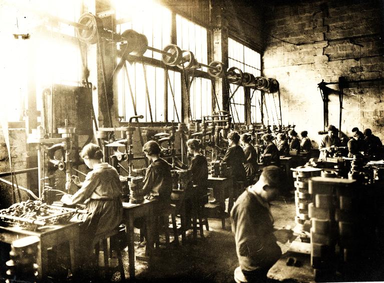 Atelier des femmes, usine de Champ Sappey - atelier perçage des aimants