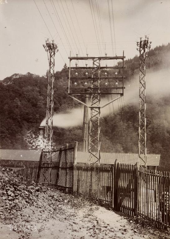 Poteau de la ligne électrique entre Allevard et Pinsot