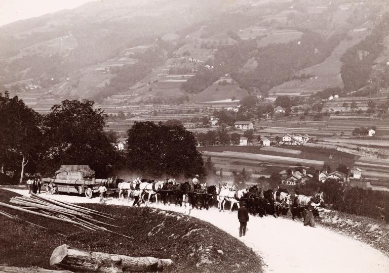Convoi de matériel destiné aux centrales hydroélectriques de la vallée du Haut-Bréda