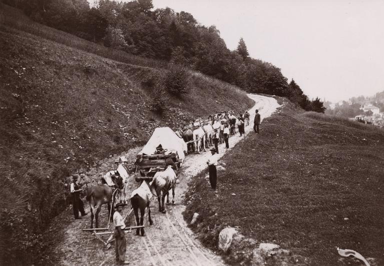 Convoi de matériel destiné aux centrales hydroélectriques de la vallée du Haut-Bréda