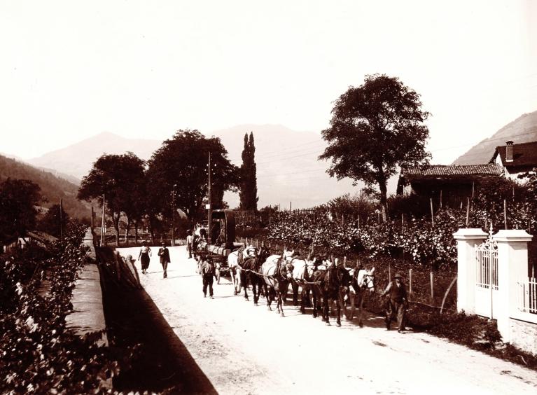 Convoi de matériel destiné aux centrales hydroélectriques de la vallée du Haut-Bréda