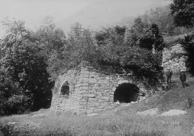 Vue des ruines du haut-fourneau de Pinsot