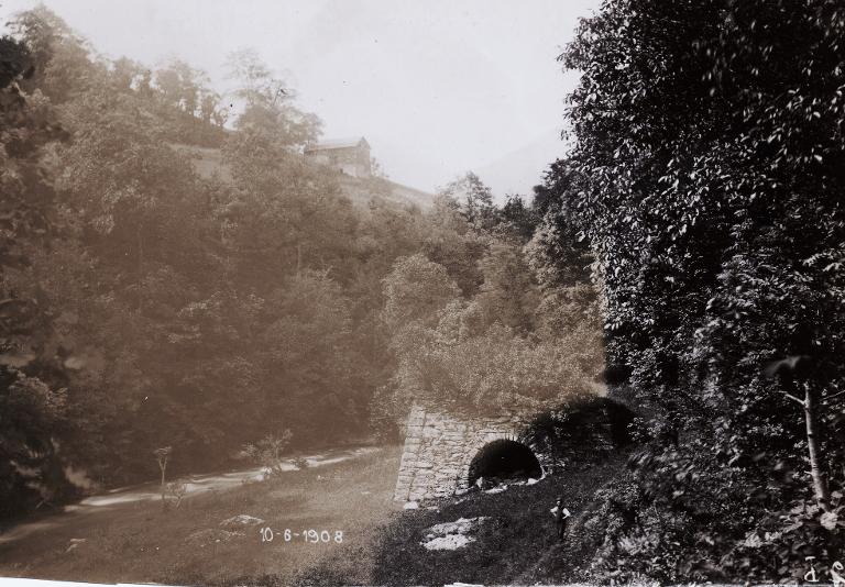 Vue des ruines du haut-fourneau de Pinsot
