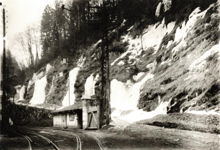Mur de glace à l'entrée de l'usine de la Gorge