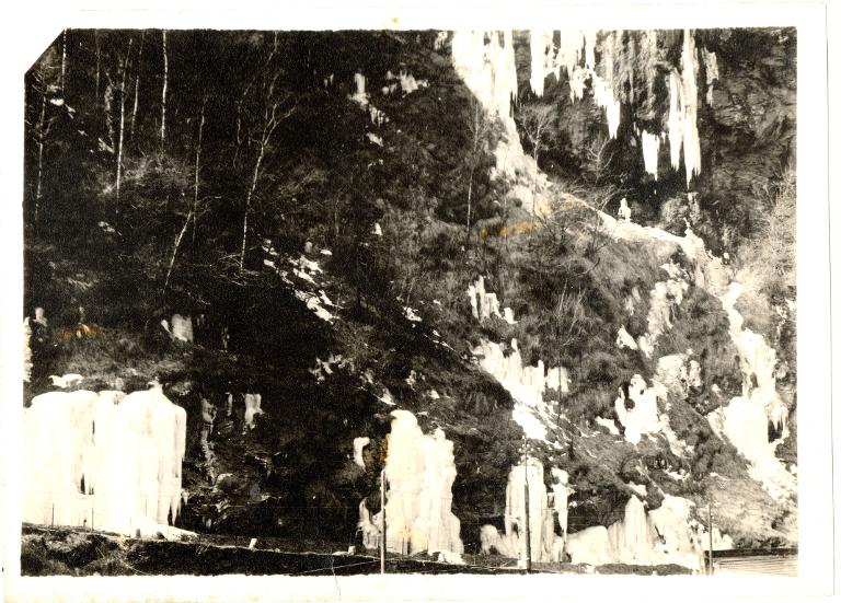 Mur de glace à l'entrée de l'usine de la Gorge