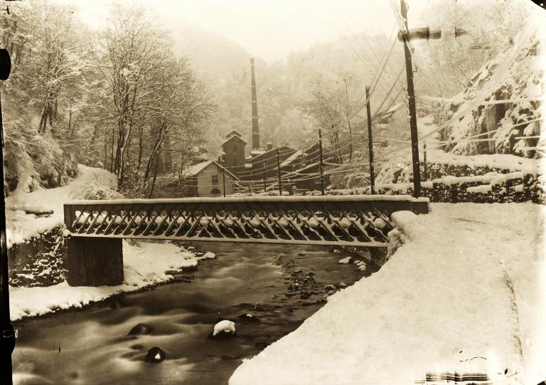 Vue de l'usine de la Gorge en hiver