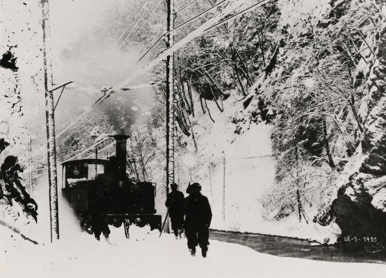 Ouvriers devant le Tacot sous la neige