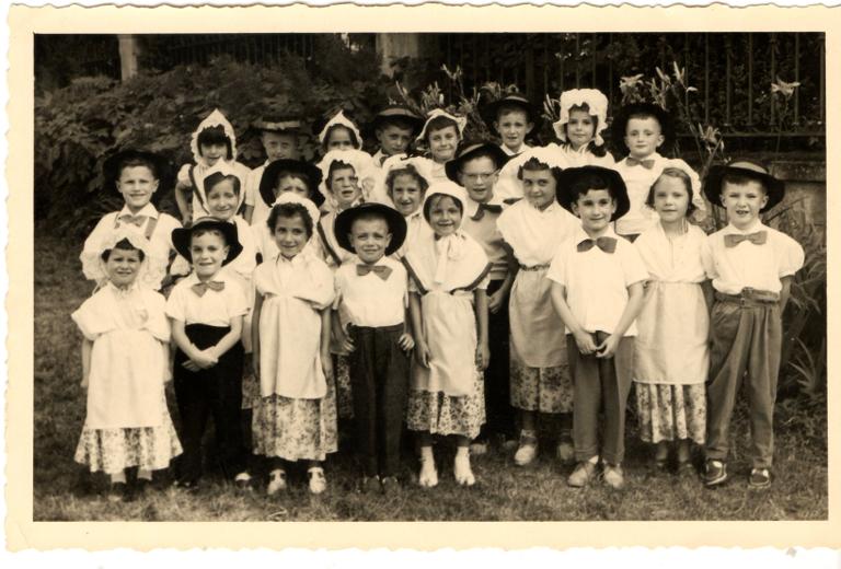 Groupe d'enfants costumés