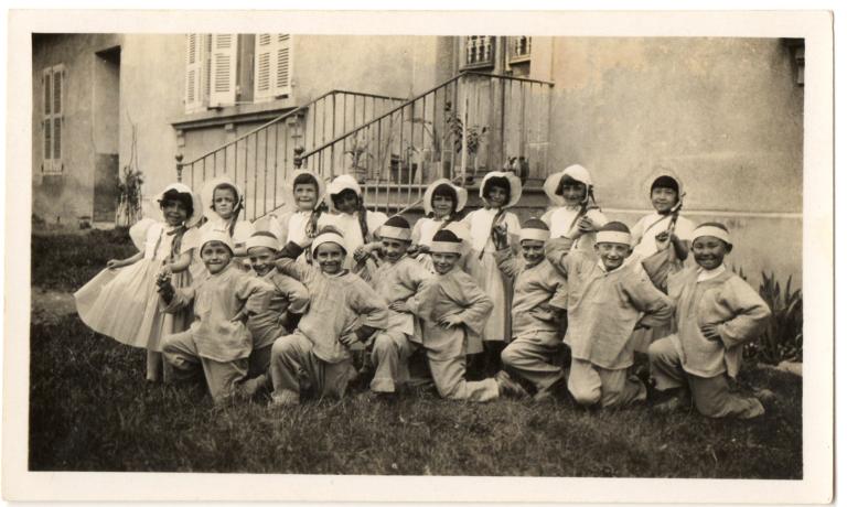 Groupe d'enfants costumés