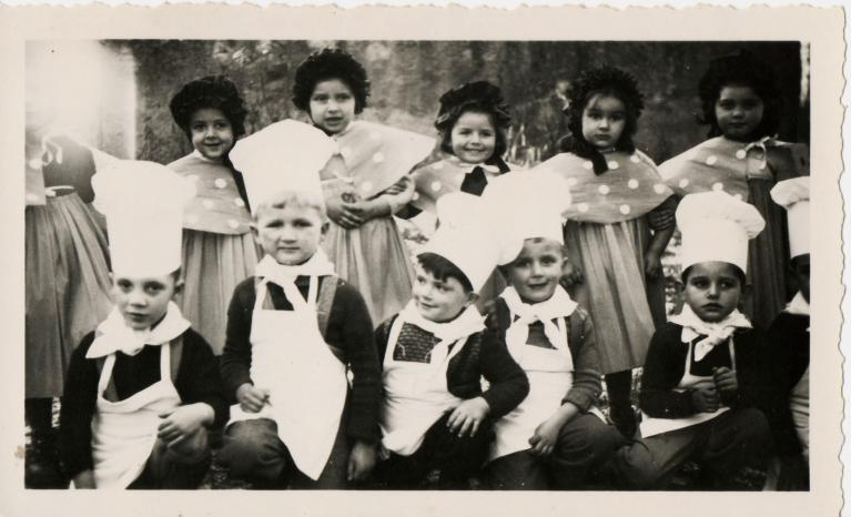 Groupe d'enfants costumés