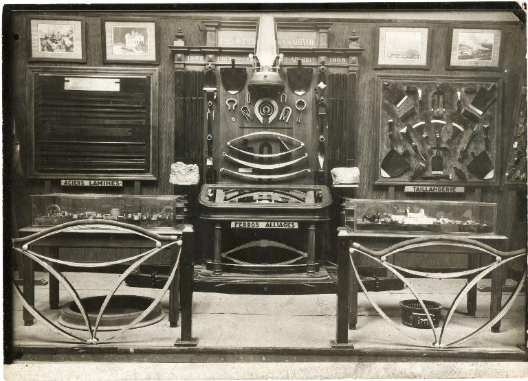 Usine de la Gorge : vitrines de présentation de la production des Forges d'Allevard