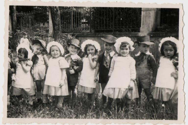 Groupe d'enfants costumés