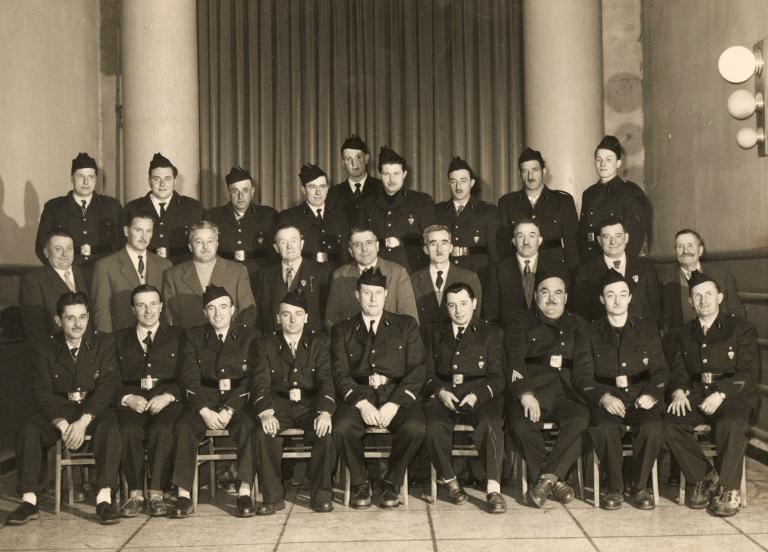 Groupe d'hommes en uniforme (pompiers ?)