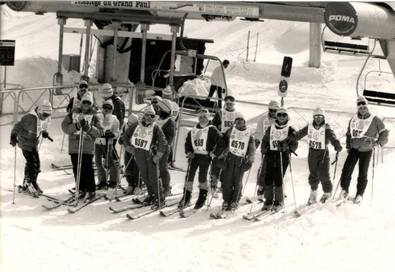 Groupe de jeunes skieurs devant le télésiège de Grand Paul