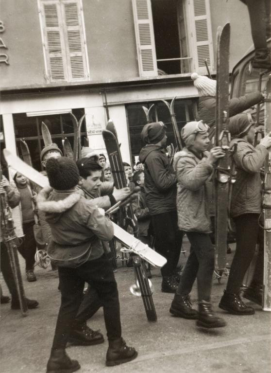 Groupe d'enfants prêts pour le ski