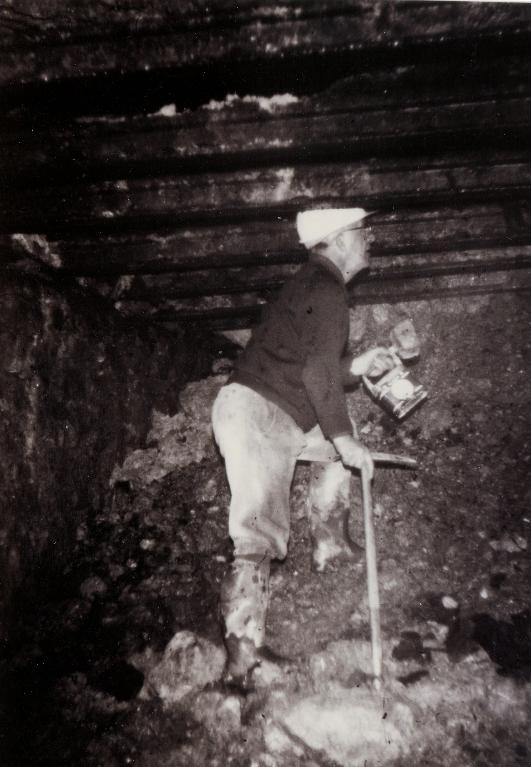 Expédition Dabrowski dans la mine de la Taillat : vue du géologue dans une galerie