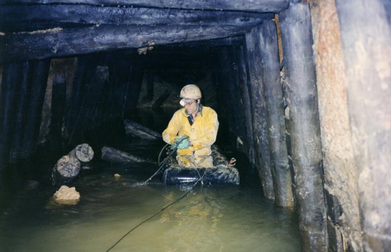 Expédition Dabrowski dans la mine de la Taillat : Roland Chincholle dans une galerie inondée (Sainte Madeleine ?)