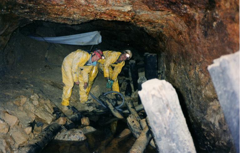 Expédition Dabrowski dans la mine de la Taillat : Roland Chincholle et Pierre Rouquès dans une galerie (Sainte Madeleine ?)