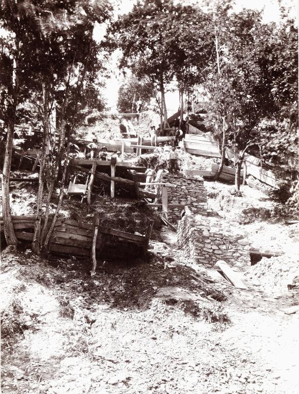 Chantier de construction de la centrale de Pinsot - dérivation du Bréda