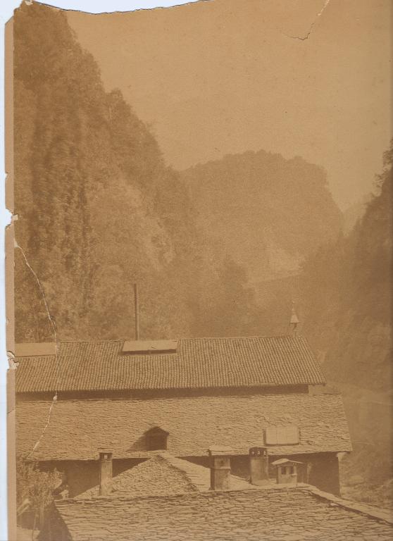 Vue des toits des ateliers de Pomine et de la route menant à la gorge