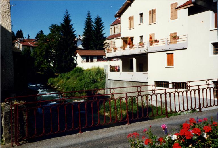 Vue prise depuis le petit pont d'Allevard