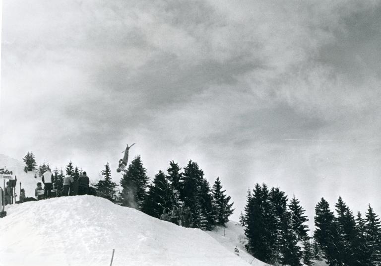 Ski acrobatique : saut arrière vrillé