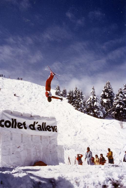 Ski acrobatique : saut arrière tendu