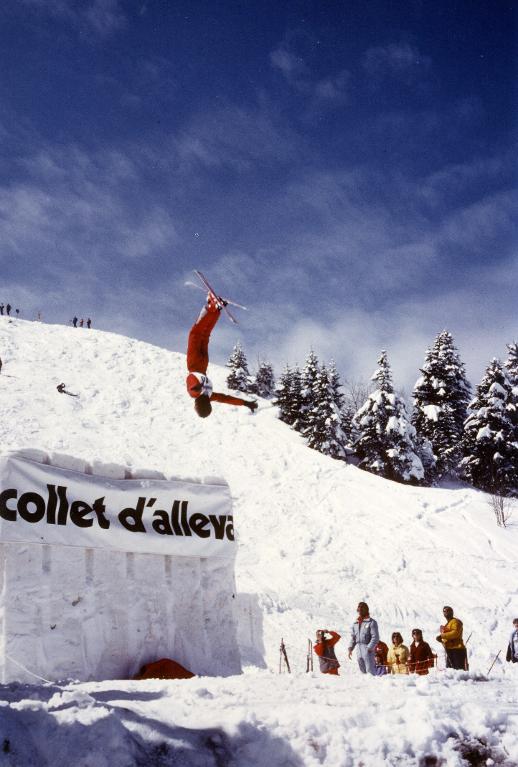 Ski acrobatique : saut arrière tendu